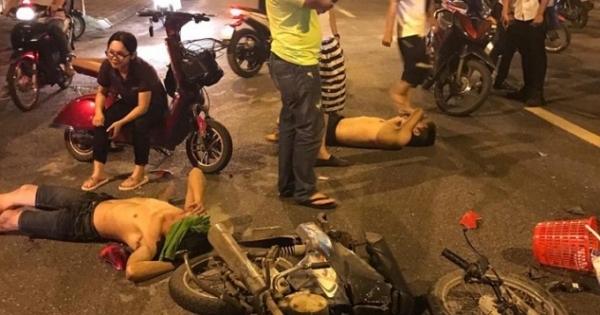 Hà Nội: Hai thanh niên say rượu lái xe máy đâm vào cô gái đang mang bầu