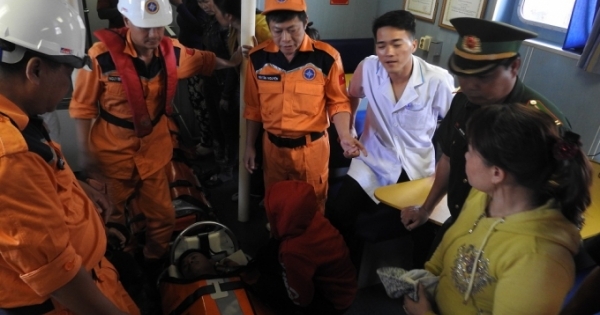 Xuyên đêm cấp cứu 2 thuyền viên gặp nạn trên ngư trường Hoàng Sa