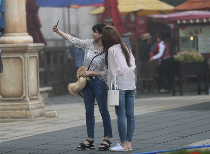 C&aacute;c c&ocirc; g&aacute;i trẻ H&agrave;n Quốc tranh thủ selfie ghi lại những khoảnh khắc lưu lại Việt Nam.