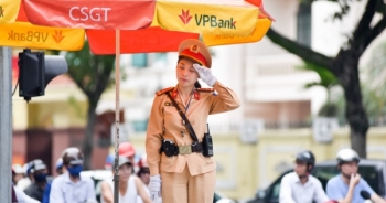 Công việc "dầm mưa, dãi nắng" của nữ CSGT Hà Nội