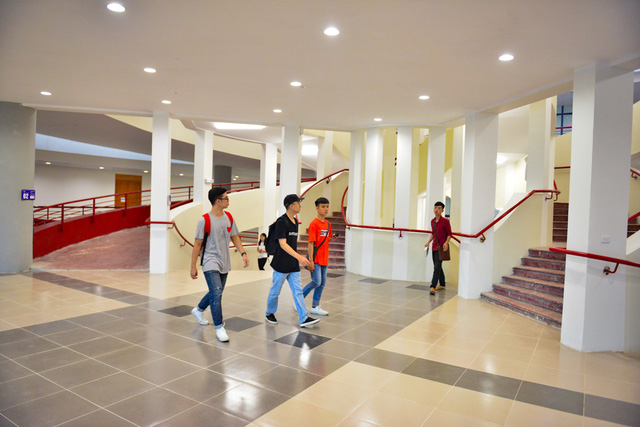Sinh viên đua nhau tạo dáng tại toà nhà mới “cực chất” trường Kinh tế quốc dân