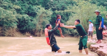 Điện Biên: Bộ đội biên phòng kiệu trẻ em băng suối sâu đến trường