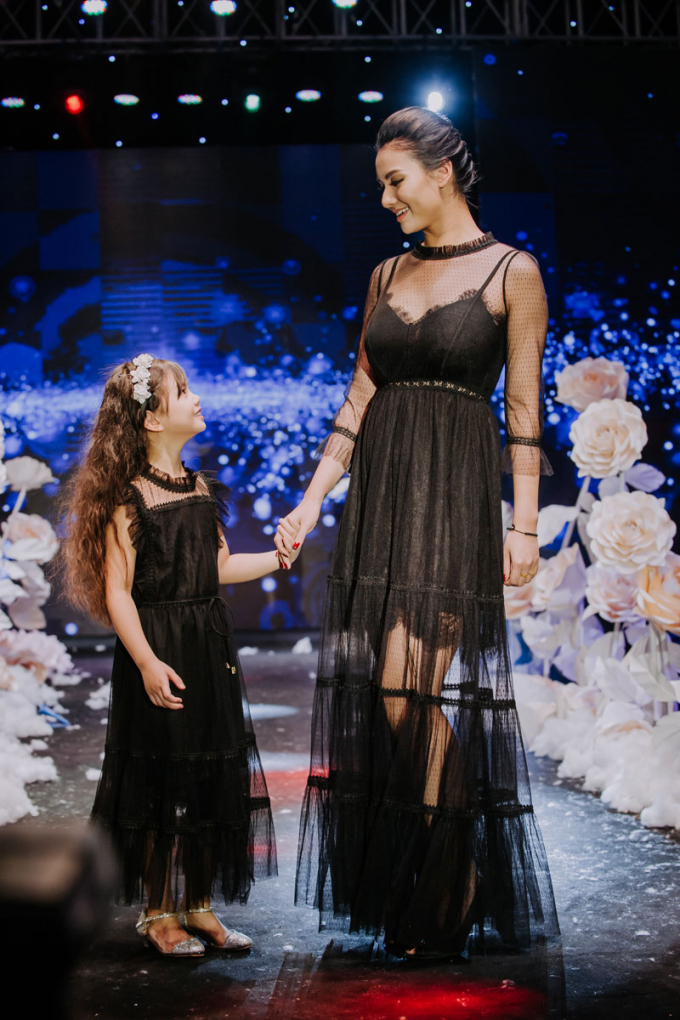 Si&ecirc;u mẫu Hồng Quế vừa chỉ đạo s&agrave;n diễn catwalk vừa bồng con tại Tuần lễ thời trang trẻ em H&agrave; Nội 2017