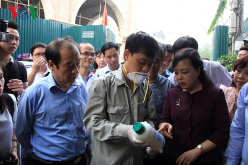 Bộ trưởng Y tế kiểm tra việc pha h&oacute;a chất phun diệt muỗi.
