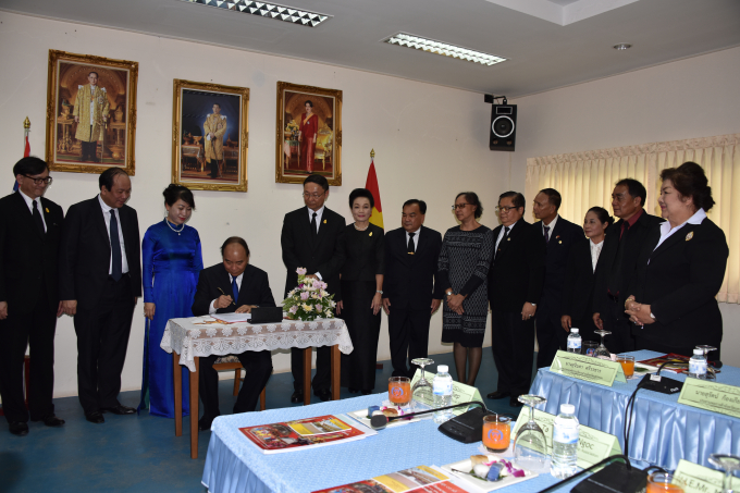 Thủ tướng Nguyễn Xu&acirc;n Ph&uacute;c k&yacute; v&agrave;o sổ lưu niệm tại Trung t&acirc;m văn h&oacute;a hữu nghị&nbsp;Nakhon Phathom.