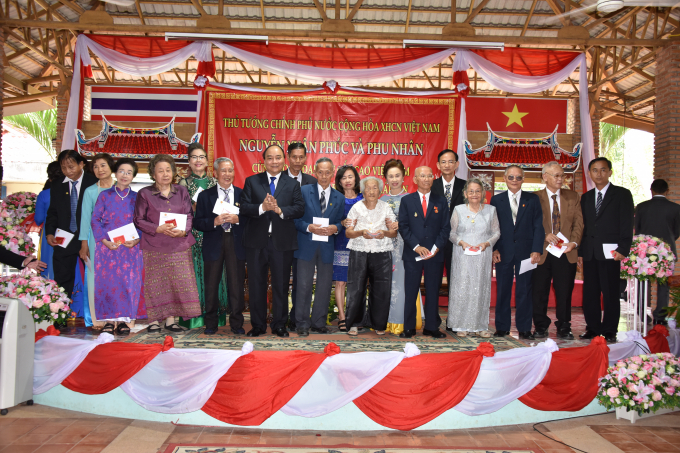Thủ tướng Nguyễn Xu&acirc;n Ph&uacute;c trao kỉ niệm chương v&agrave; huy hiệu B&aacute;c Hồ cho những kiều b&agrave;o tại Th&aacute;i Lan.