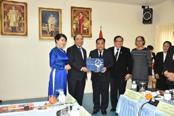 Thủ tướng Nguyễn Xu&acirc;n Ph&uacute;c c&ugrave;ng phu nh&acirc;n tặng s&aacute;ch cho Trung t&acirc;m văn h&oacute;a hữu nghị.