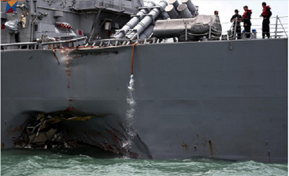 T&agrave;u khu trục USS John S. McCain sau va chạm. (Ảnh: Reuters)
