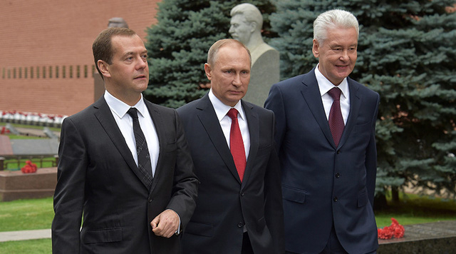 Tổng thống Nga Vladimir Putin (giữa), Thủ tướng Nga Dmitry Medvedev (tr&aacute;i) v&agrave; Thị trưởng Moscow Sergey Sobyanin. (Ảnh: Sputnik)