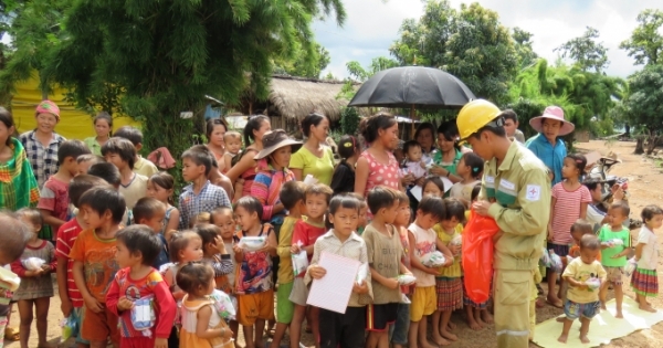 Chi đoàn Truyền tải điện Đắk Lắk trao quà quyên góp ủng hộ cho học sinh