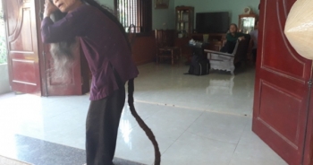 Thanh Hóa:  Kỳ lạ cụ bà sở hữu “bộ tóc rồng” dài gần 3m