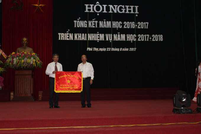 Ph&oacute; Chủ tịch UBND tỉnh Ph&uacute; Thọ trao tặng bằng khen cho trường THPT Tam N&ocirc;ng.&nbsp;