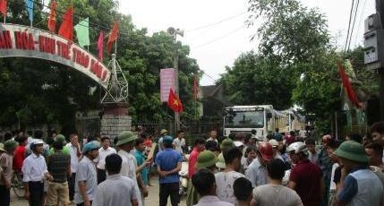 Thanh Hóa: Nổ mìn khai thác đá gây sạt nhà, dân chặn đường phản đối