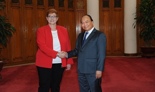 Thủ tướng Nguyễn Xu&acirc;n Ph&uacute;c v&agrave; Bộ trưởng Quốc ph&ograve;ng Australia Marise Payne.