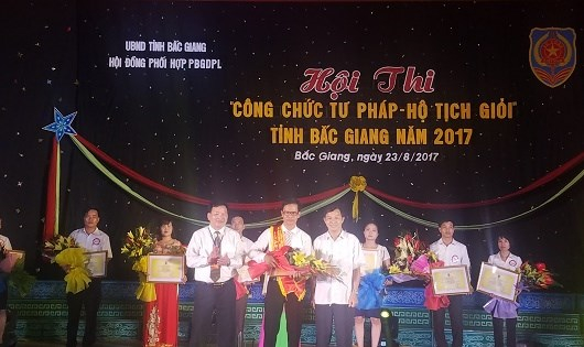 Trao giải nhất cho th&iacute; sinh Nguyễn Đức Nghị.