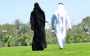 Chồng nộp đơn ly dị vì vợ... đi bộ nhanh hơn mình trên đường