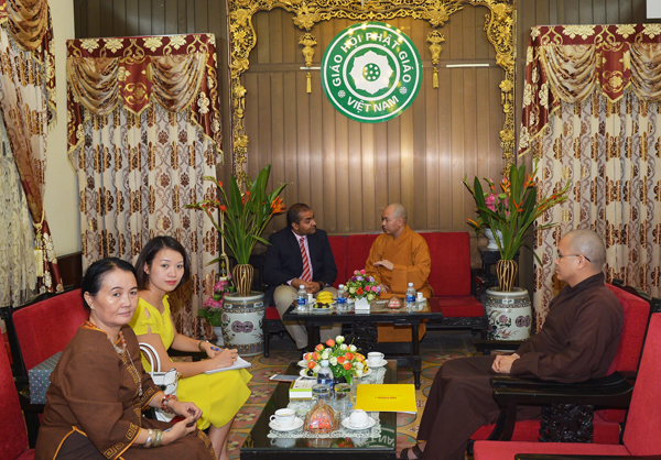 Ph&oacute; Đại sứ Pakistan tại Việt Nam&nbsp;Qamr AbbasKhokhar cũng đ&atilde; tới thăm v&agrave; ch&agrave;o x&atilde; giao Chư t&ocirc;n đức Gi&aacute;o Hội Phật Gi&aacute;o Việt Nam.