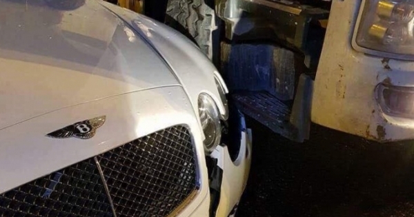 Hà Nội: Siêu xe Bentley bị "toác đầu" sau khi va chạm với bị xe bồn