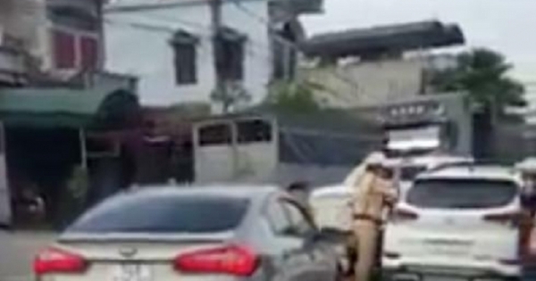 Quảng Ninh: CSGT truy đuổi xe "điên" như phim hành động