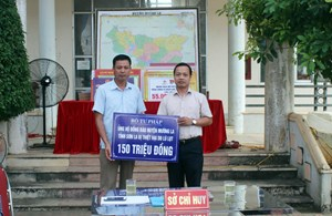 Thứ trưởng Trần Tiến Dũng trao 150 triệu đồng cho đại diện l&atilde;nh đạo huyện Mường La