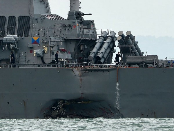 Một b&ecirc;n th&acirc;n T&agrave;u USS John S. McCain bị hư hỏng sau vụ va chạm. (Nguồn: Reuters)
