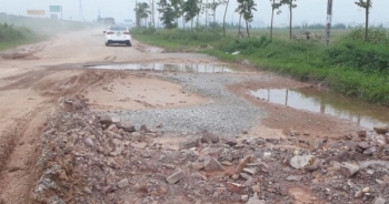 Vì sao đường gom Cao tốc Hà Nội - Bắc Giang xuống cấp nghiêm trọng