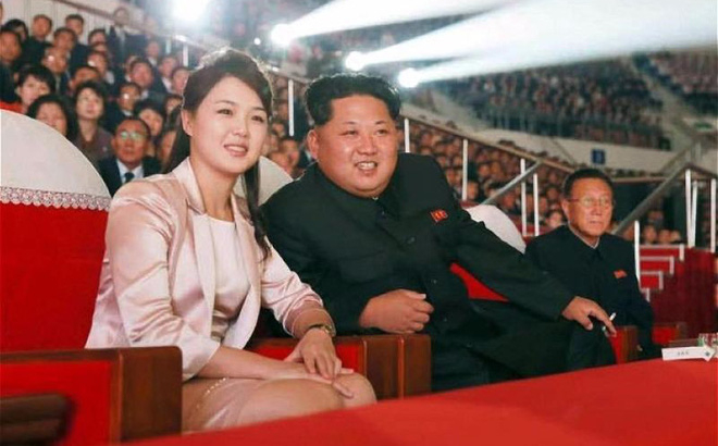Vợ chồng nh&agrave;&nbsp;l&atilde;nh đạo Triều Ti&ecirc;n Kim Jong-un. (Ảnh: KCNA).