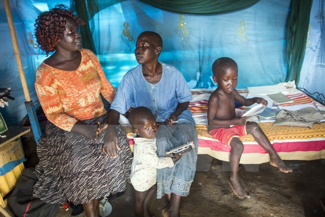 Nh&acirc;n vi&ecirc;n y tế tư vấn cho một b&agrave; mẹ (giữa) bị nhiễm HIV tại Juba, Sudan. (Nguồn: AFP/TTXVN)