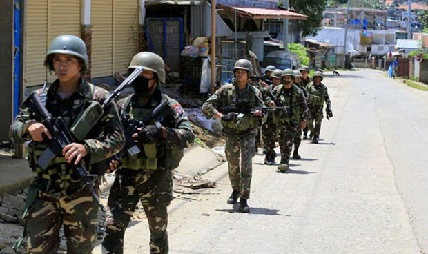 Qu&acirc;n đội Philippines tiến h&agrave;nh chiến dịch truy qu&eacute;t ch&acirc;n rết IS tại th&agrave;nh phố Marawi. (Ảnh: Reuters)