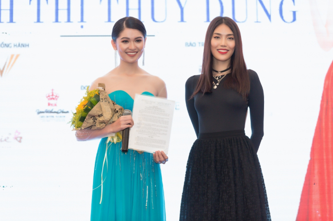 Trần Ngọc Lan Khu&ecirc; đ&atilde; trao giấy ph&eacute;p dự thi Hoa hậu Quốc tế 2017 cho Thuỳ Dung.