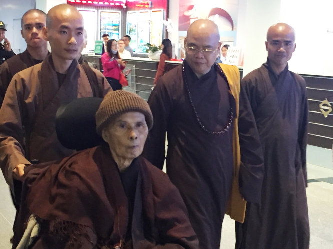 Thiền sư Nhất Hạnh tại s&acirc;n bay Đ&agrave; Nẵng.