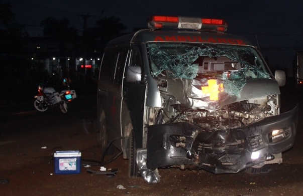 Xe cấp cứu đấu đầu xe m&aacute;y&nbsp;tại Đắk Lắk khiến 2 người thương vong.