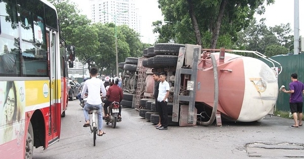 Tài xế ngủ gật khiến xe bồn lật nghiêng trên đường Phạm Văn Đồng