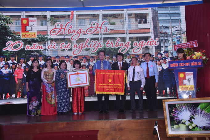 Dịp kỷ niệm 20 năm th&agrave;nh lập trường Hồng H&agrave; nhận bằng khen của Thủ tướng Ch&iacute;nh phủ.