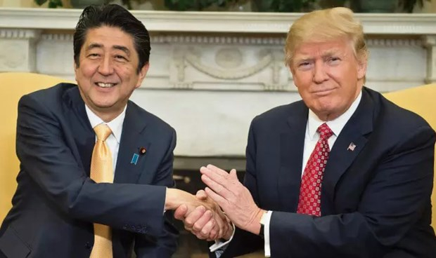 Thủ tướng Nhật Bản Shinzo Abe v&agrave; Tổng thống Mỹ Donald Trump trong một buổi gặp mặt. (Nguồn: AFP)