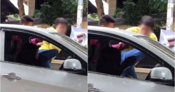 Hà Nội: Nam thanh niên tung chưởng đạp thẳng vào mặt nữ tài xế trong xe ô tô