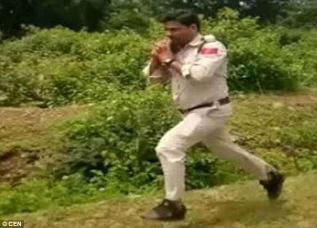 Sĩ quan cảnh s&aacute;t Abhishek Patel v&aacute;c bom chạy để đảm bảo an to&agrave;n cho học sinh trong trường (Ảnh: CEN)