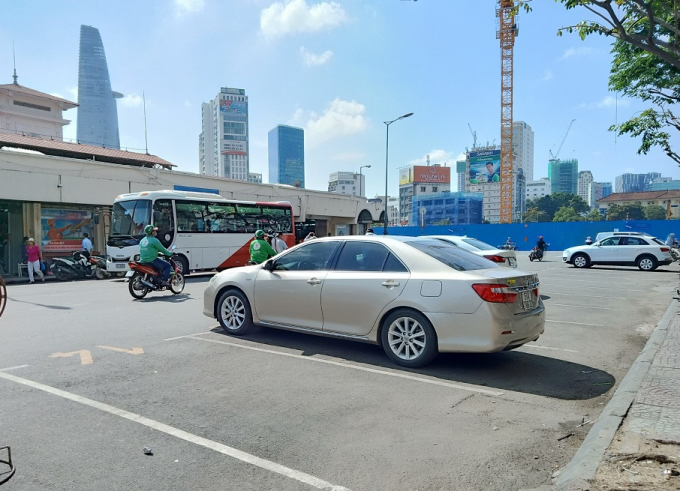 B&atilde;i đậu xe tr&ecirc;n đường Phan Chu Trinh, quận 1 kh&aacute; vắng vẻ.