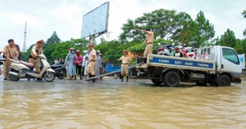 CSGT Hà Nội dùng xe tải chở người dân qua điểm ngập