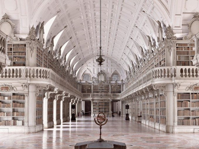 Thư viện Biblioteca do Convento de Mafra, Bồ Đ&agrave;o Nha: Thư viện n&agrave;y d&agrave;i 88m với sức chứa l&ecirc;n tới&nbsp;36.000 cuốn s&aacute;ch.