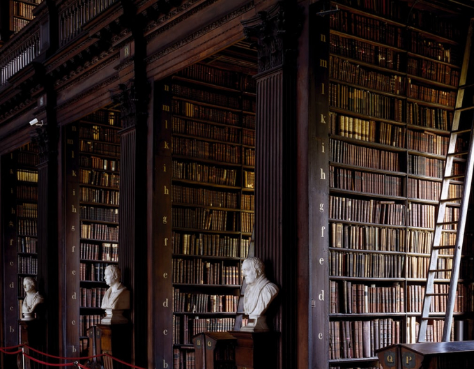 Thư viện Đại học Trinity ở Dublin, Ireland:&nbsp;Đ&acirc;y l&agrave; thư viện lớn nhất ở Ireland. V&agrave;&nbsp;l&agrave; ng&ocirc;i nh&agrave; vĩnh cửu của S&aacute;ch Kells