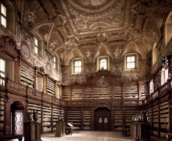 Thư viện Biblioteca Statale Oratoriana dei Girolamini ở Naples, Italy:&nbsp;Đ&acirc;y l&agrave; thư viện l&acirc;u đời nhất ở Napes. Thư viện n&agrave;y mở cửa từ năm 1566.