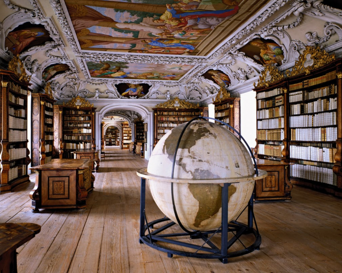 Thư viện Stiftsbibliothek Kremsm&uuml;nster ở &Aacute;o:&nbsp;Thư viện được x&acirc;y dựng từ năm 1680-1689 v&agrave; hiện c&oacute; chứa khoảng 160.000 đầu s&aacute;ch.