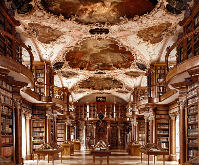 Thư viện Stiftsbibliothek Sankt Gallen ở St Gallen, Thụy Sỹ: Đ&acirc;y l&agrave; thư&nbsp;viện l&acirc;u đời nhất ở Thụy Sĩ cũng l&agrave; một trong những thư viện được x&acirc;y dựng sớm nhất v&agrave; quan trọng nhất tr&ecirc;n thế giới