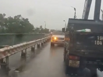 Lao ngược chiều trên cầu Việt Trì, ô tô con bị xe tải ép lùi