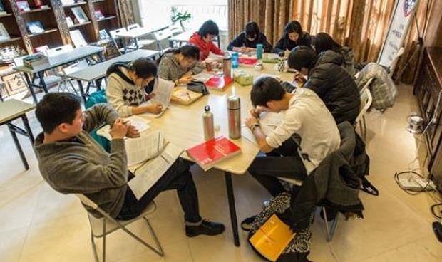 Học sinh &ocirc;n thi trong một trung t&acirc;m gi&aacute;o dục tại Trung Quốc