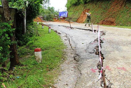 Đường tỉnh lộ 445 qua huyện Kỳ Sơn (H&ograve;a B&igrave;nh) bất ngờ nứt to&aacute;c khiến nhiều nh&agrave; d&acirc;n bị ảnh hưởng.