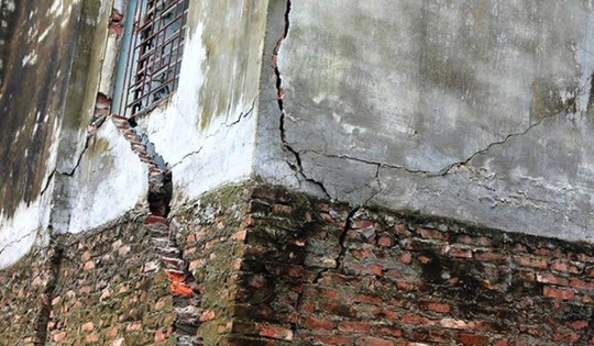 Hòa Bình: 8 căn nhà có nguy cơ sụp đổ về phía sông Đà
