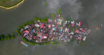 Khu dân cư Hà Nội thành "ốc đảo hình cá" giữa biển nước ngập