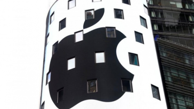 Logo Apple tr&ecirc;n m&agrave;n h&igrave;nh điện tử b&ecirc;n ngo&agrave;i s&agrave;n giao dịch chứng kho&aacute;n Nasdaq ở New York, Mỹ, sau khi kết th&uacute;c phi&ecirc;n giao dịch ng&agrave;y 2/8 - Ảnh: Reuters.